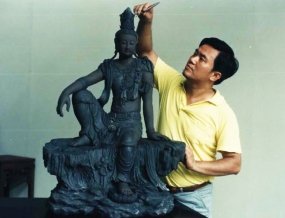 高枝明於創作水月觀音時留影